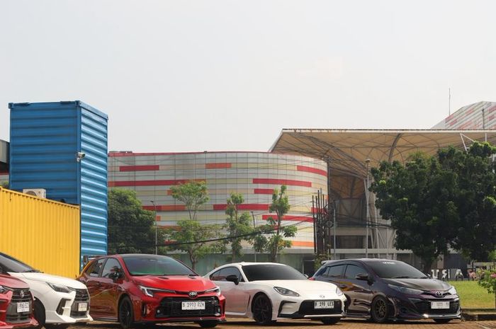 Komunitas otomotif kini tak melulu identik dengan touring atau kopdar di area parkir.