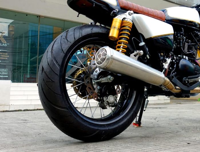 Kaki belakang W175 cafe racer yang super gambot plus dipadu rem cakram berkaliper Brembo.