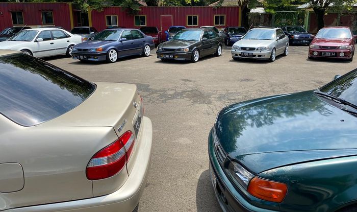 mobil para anggota JANC Senayan berjejer rapih untuk merayakan ulang tahun kedua di Taman Mini Indonesia Indah (TMII).