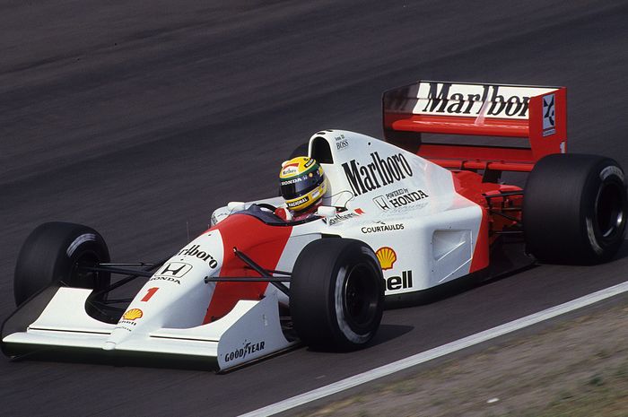 Ayrton Senna dengan mobil Mclaren bermesin Honda
