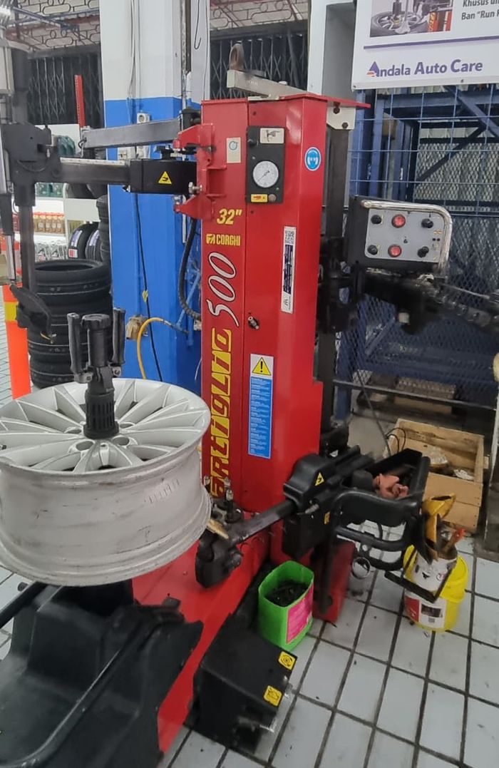 Alat bongkar pasang ban RFT milik bengkel Andala Auto Care