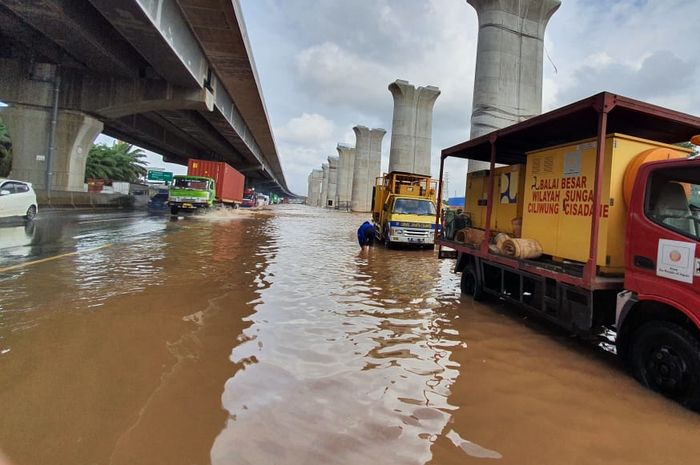 Kalau dipaksakan melibas banjir, ada risiko yang harus ditanggung. Seperti water hammer, yakni mesin mobil mogok karena kemasukan air