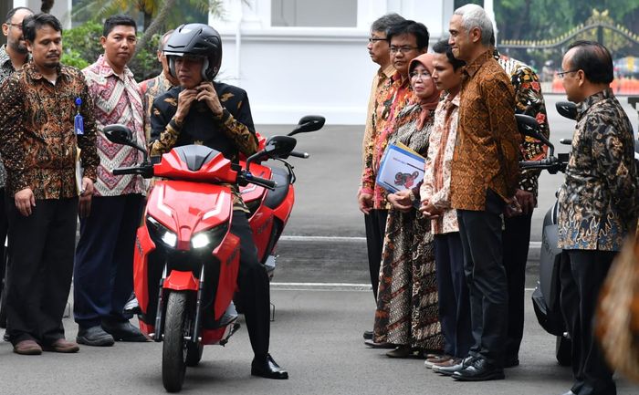 Presiden jajal Motor Listrik Gesits di Istana