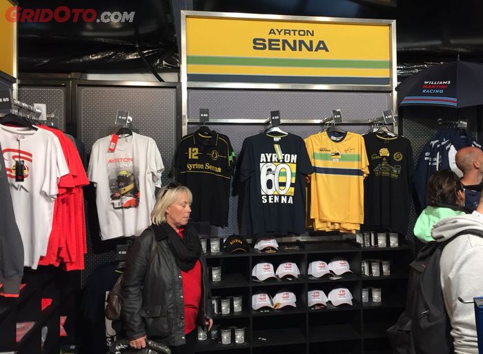 Tidak hanya yang baru, merchandise pembalap legendaris Ayrton Senna  juga tersedia