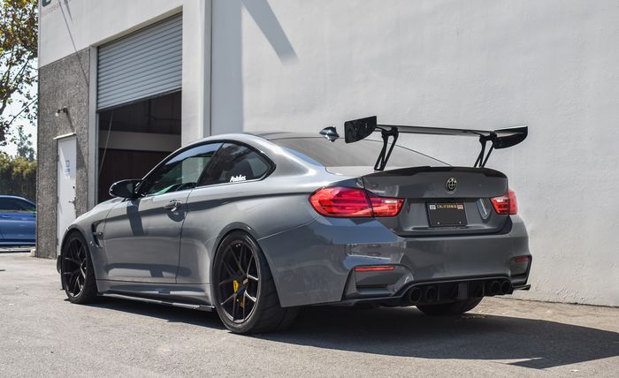 Tampilan belakang BMW M4 ini dengan balutan nardo grey 