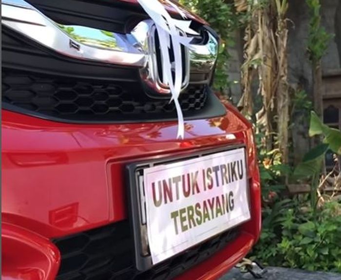 Kata-kata di pelat nomor 'UNTUK ISTRIKU TERSAYANG' pada Honda Brio yang dijadikan seserahan nikah di Ponorogo