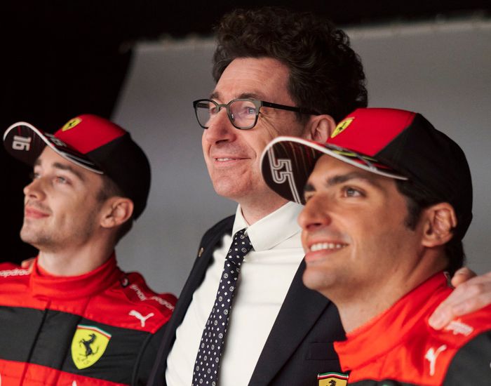 Bos tim Ferrari, Mattia Binotto dengan  kedua pembalapnya, Charles Leclerc dan Carlos Sainz