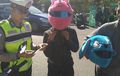 Boleh Enggak Sih Pakai Helm Aneh Saat Berkendara? Ini Jawaban Polisi