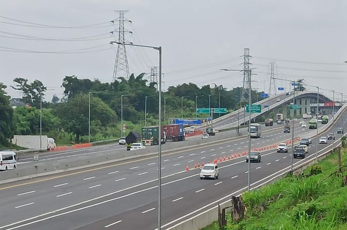Situasi jalan tol Jakarta-Cikampek selama hari pertama arus balik libur tahun baru 2021, Jumat (1/1/2021).