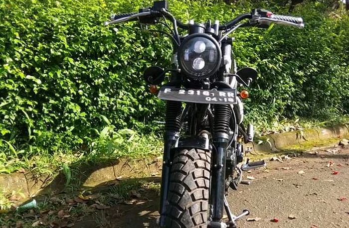 Tampilan depan Scrambler sangat dengam ban dual purpose dan lampu Daymaker LED