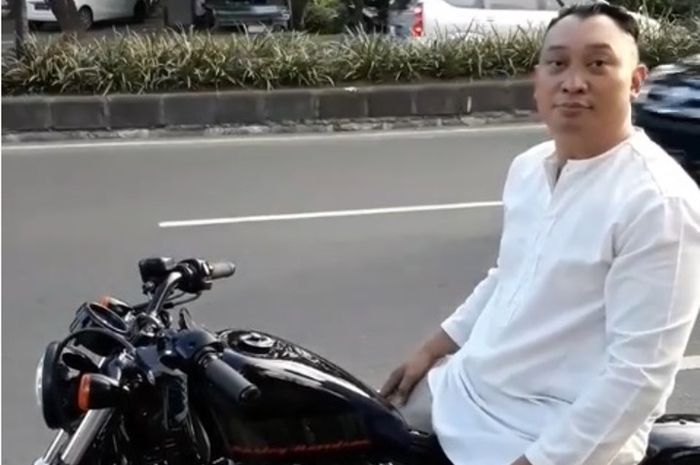 Chef Haryo Pramoe di atas motor H-D Sportster dibilang motornya kekecilan