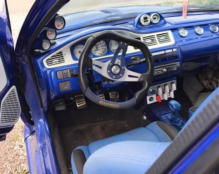 Kabin Honda Civic dengan modifikasi ala Nissan Skyline