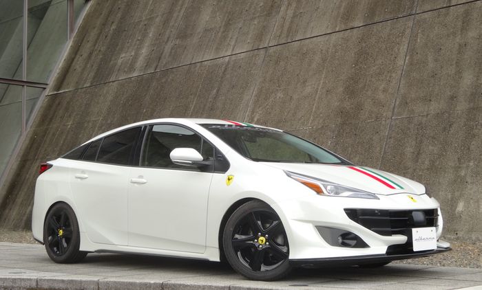 Modifikasi Toyota Prius jadi Ferrari FF             