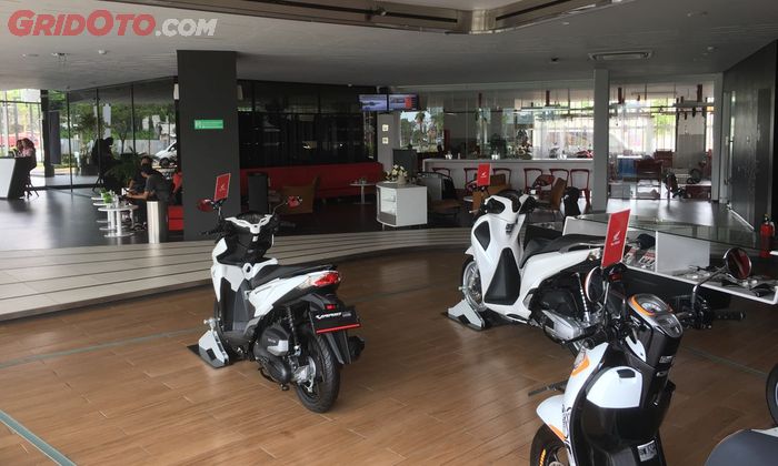 Enggak hanya moge, skutik pun dijual di Astra Motor BSD