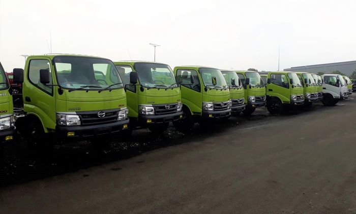 Truk Hino Dutro yang terparkir di pabriknya yang berlokasi di Purwakarta, Jawa Barat.