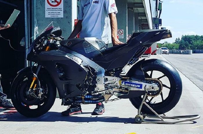 RC213V yang dites oleh Hiroshi Aoyama di tes resmi MotoGP di Brno, Ceko