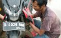 Bengkel Dadakan Banjir Jakarta, Servis Motor Mogok Sampai Hidup, Cuma Rp 30 Ribu