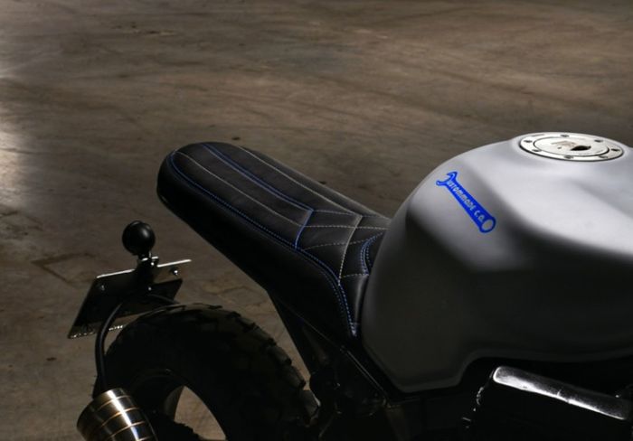 Bagian subframe dirombak dan dipasangi jok kustom elegan