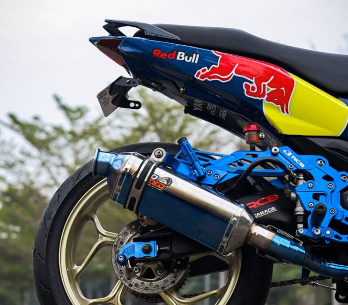 Knalpot ProSpeed plus custom header.