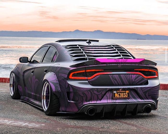 Tampilan belakang modifikasi Dodge Charger Hellcat dipasok wide body agresif