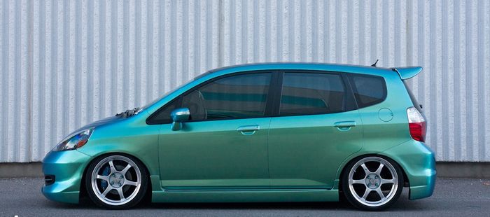 Honda Jazz ini juga tampak sporty dengan ubahan pada kaki-kaki