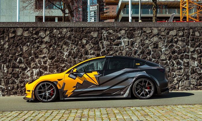 Bagian sisi Tesla Model 3 terlihat guratan sangar bermotif seperti petir