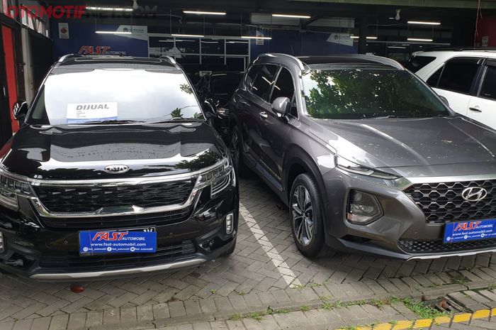 KIA Seltos EXP (kiri) dijual di showroom Fast Automobil Bintaro