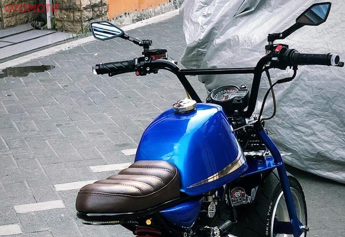 Pakai part aftermarket di beberapa bagian body dan jok kulit sapi biar muncul kesan oldskul.