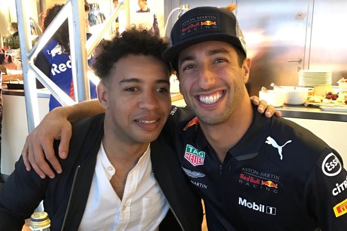 Charaf bersama pembalap tim Red Bull Racing, Daniel Ricciardo