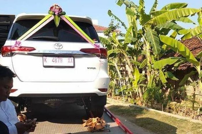 Toyota Fortuner VRZ yang dijadikan salah satu seserahan nikah Ucok Budianto di Kabupaten Pati, Jawa Tengah.