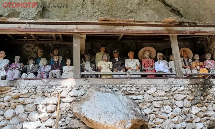 Patung nenek moyang yang diletakan di lereng bukit di Buntu Londa