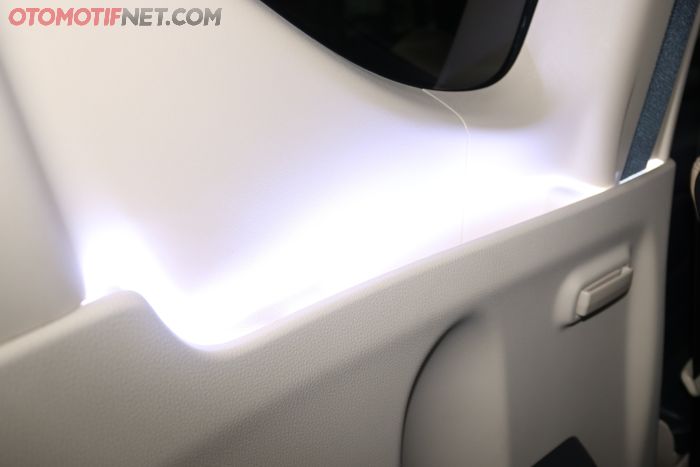 Lampu pilar C belakang juga membantu penerangan di kabin belakang