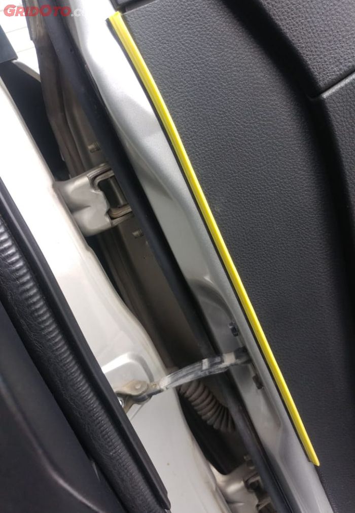 penutup wiper blade terpasang di door trim mobil