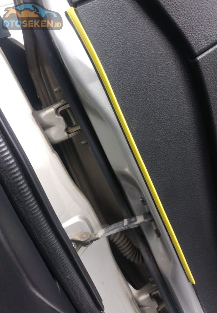 Penutup wiper blade terpasang di door trim mobil