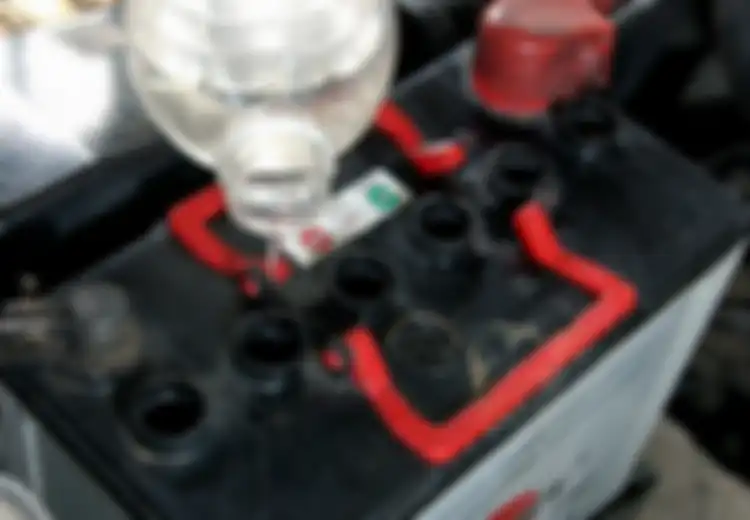 Jangan Ngasal, Ini Cara Yang Benar Untuk Tambah Air Aki Mobil Bekas