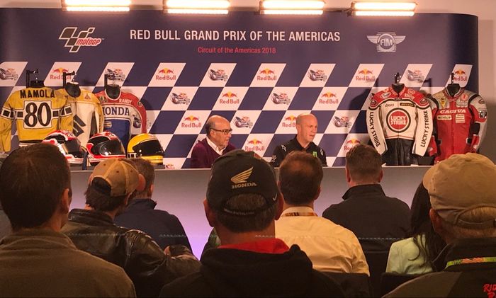CEO Dorna Sports Carmelo Ezpeleta (kiri) saat konferensi pers di MotoGP Amerika, mengumumkan Randy Mamola menjadi legenda MotoGP