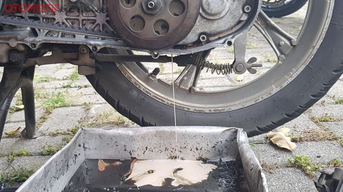 oli gardan yang berwarna putih susuh atau coklat menandakan adanya air di dalamnya 