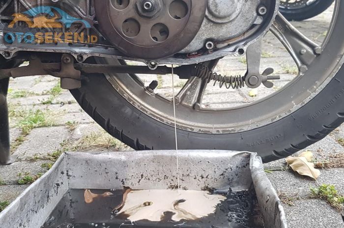 Tips servis CVT motor matic, ini penyebab oli gardan berubah jadi putih susuh