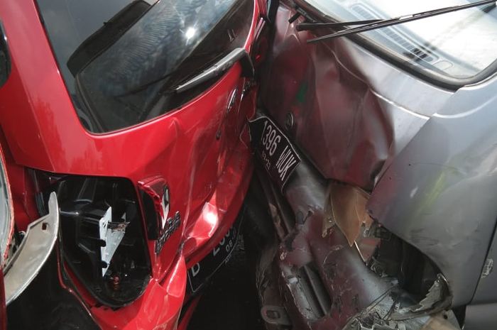Kecelakaan beruntun di Tol Joglo