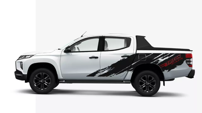 Tampilan samping Mitsubishi Triton Athlete GT