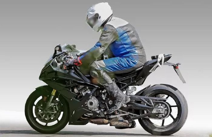 Mesin Terekspos lewat lubang di fairing