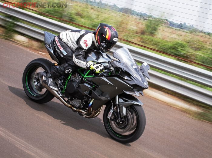 Posisi duduk Ninja H2R khas besutan di sirkuit, nunduk banget!