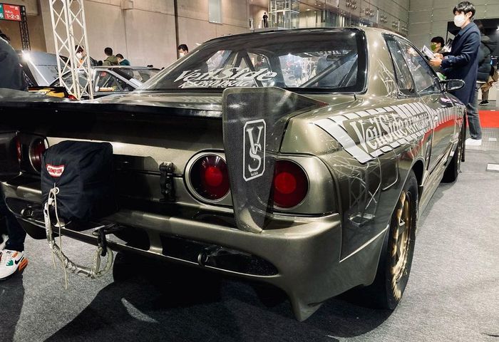 Tampilan belakang modifikasi Nissan GT-R R32 ala mobil drag