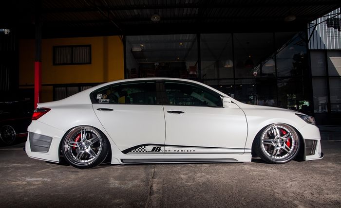 Modifikasi Honda Accord VIP Style ditopang airsus dan pelek W-Work Durandal DD5