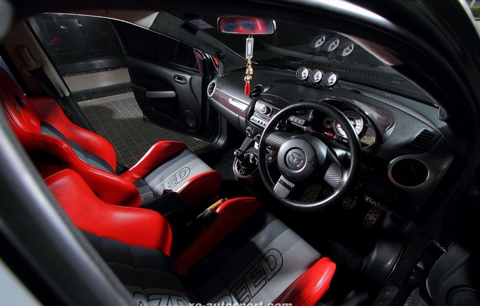 Kabin juga diubah jadi lebih sporti dengan serat karbon