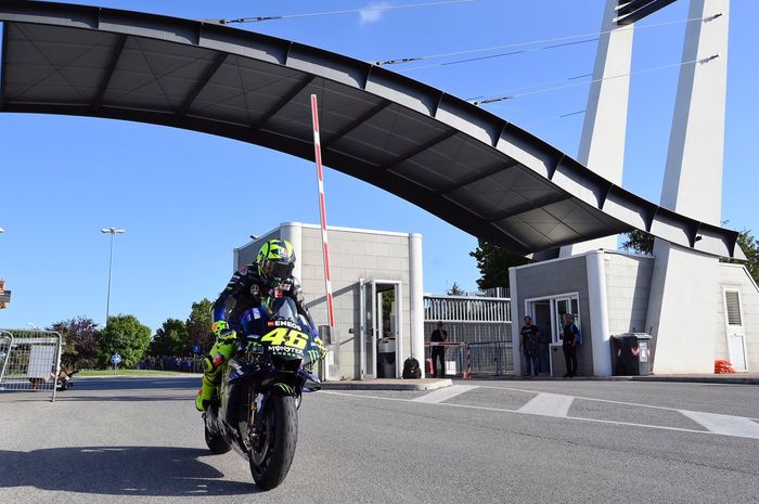 Valentino Rossi menggeber Yamaha M1 memasuki sirkuit Misano tempat digelarnya MotoGP San marino