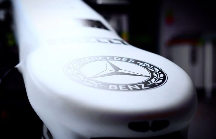 Moncong mobil Mercedes W10 dengan warna putih untuk di GP F1 Jerman