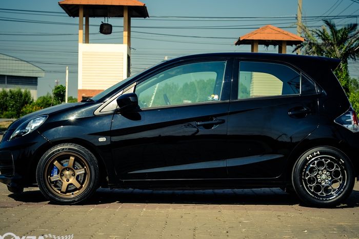 Tongkrongan Honda Brio lawas ditopang komposisi pelek belang yang padu