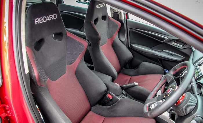 Tampilan interior modifikasi Honda Jazz GK5 bergaya sporty