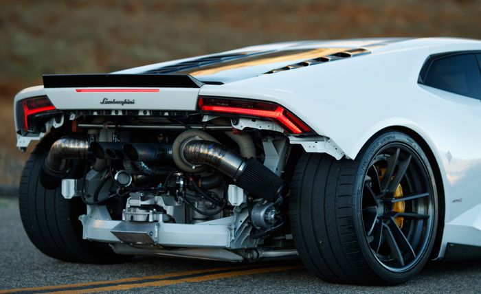 Tampilan belakang Lamborghini Huracan dengan twin turbocharge